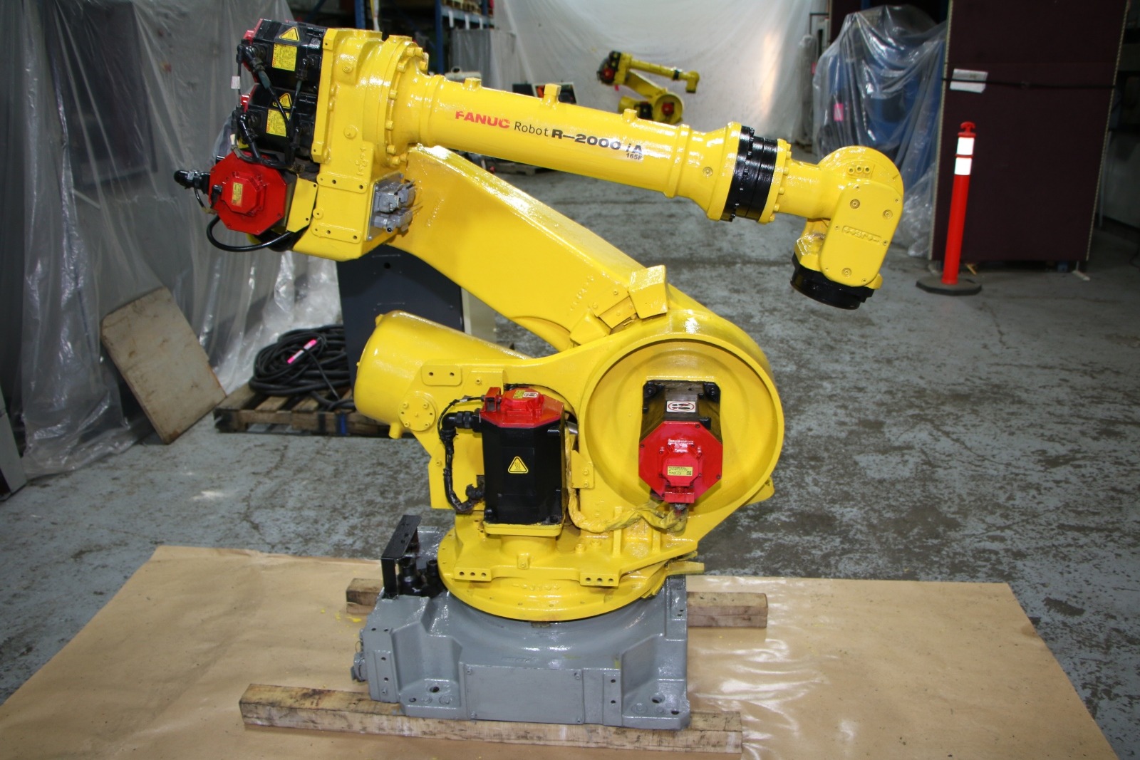 Imagen detallada del robot industrial de fundición Fanuc usado