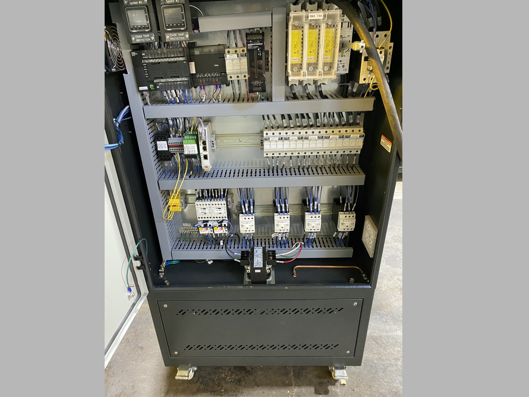 Imagen detallada de la nueva unidad de control de temperatura de aceite caliente Metalpress