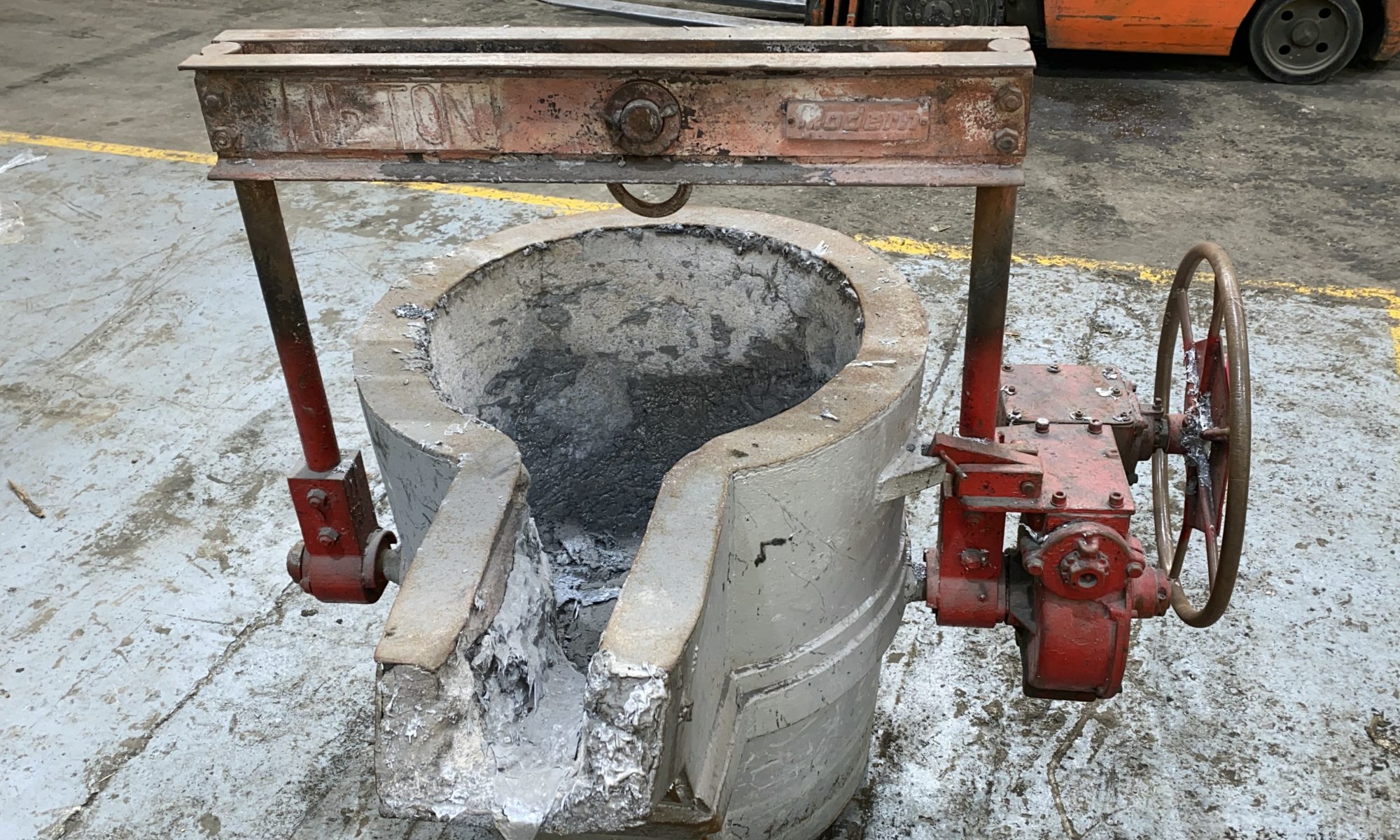 Image of Used Geared Lip Pour Ladle