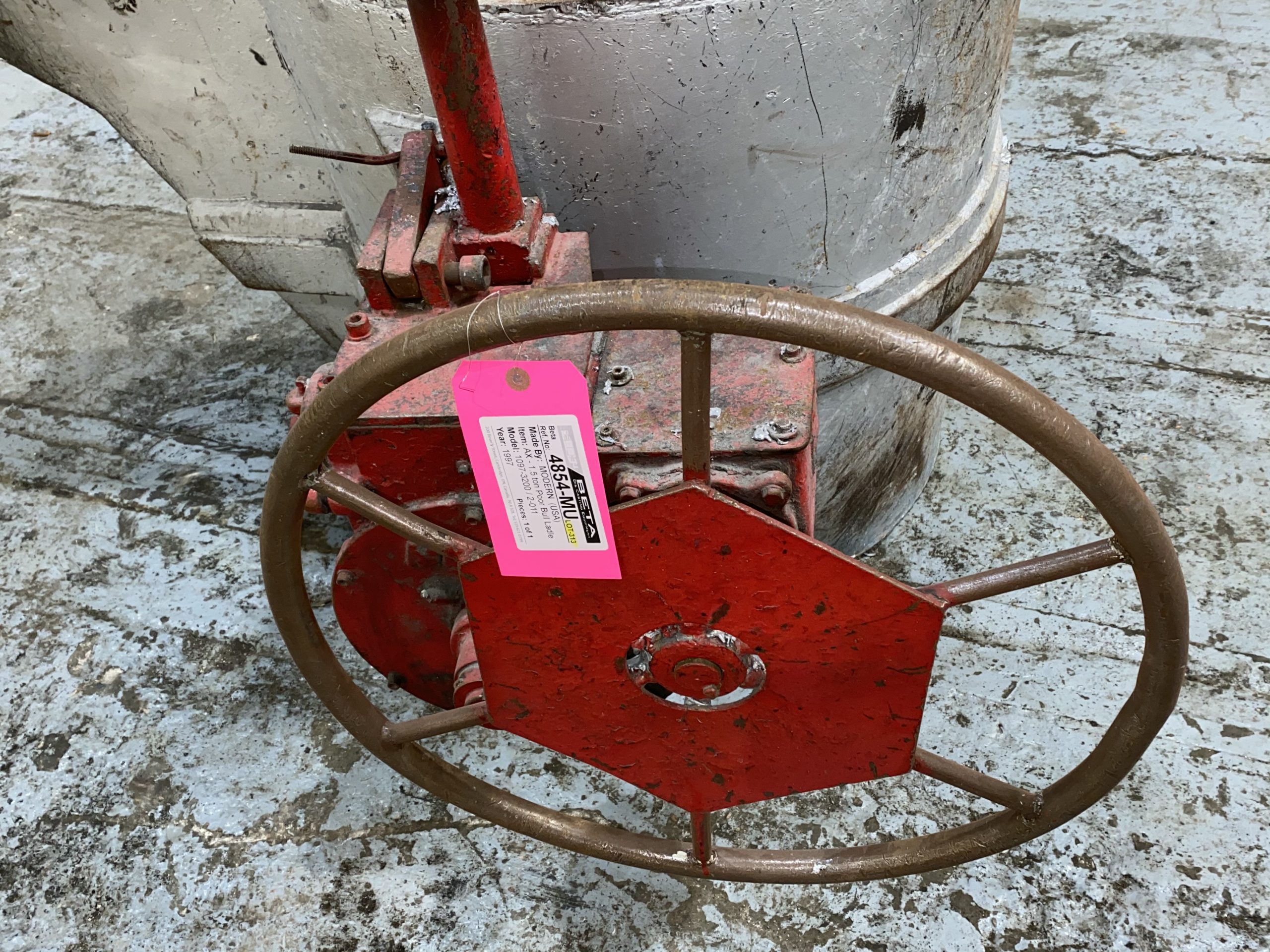 Detailed Picture of Used Geared Lip Pour Ladle