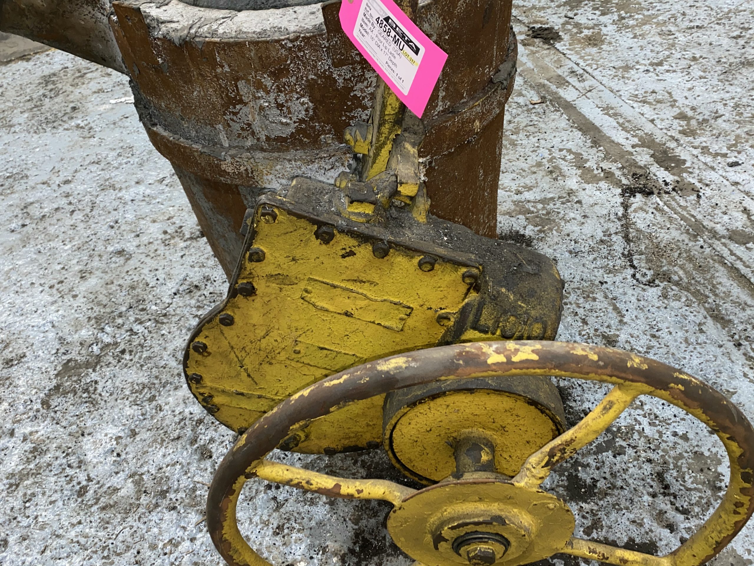 Detailed image of Used Geared Lip Pour Ladle