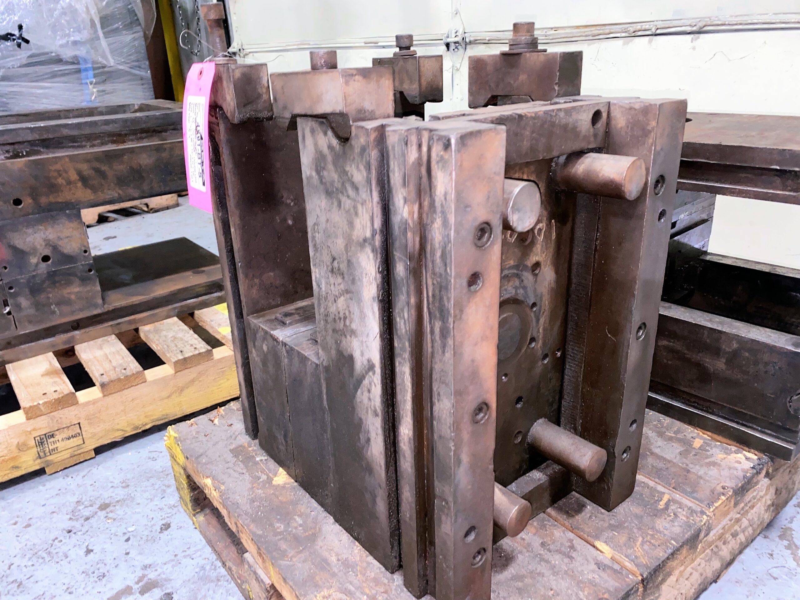 Detailed Picture of Used DME Standard Unit Die Holder