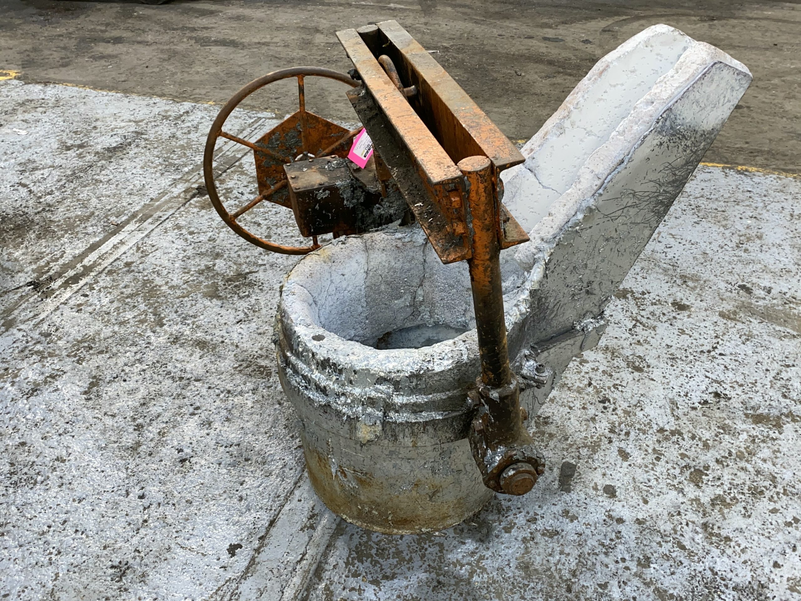 Image of Used Geared Lip Pour Ladle