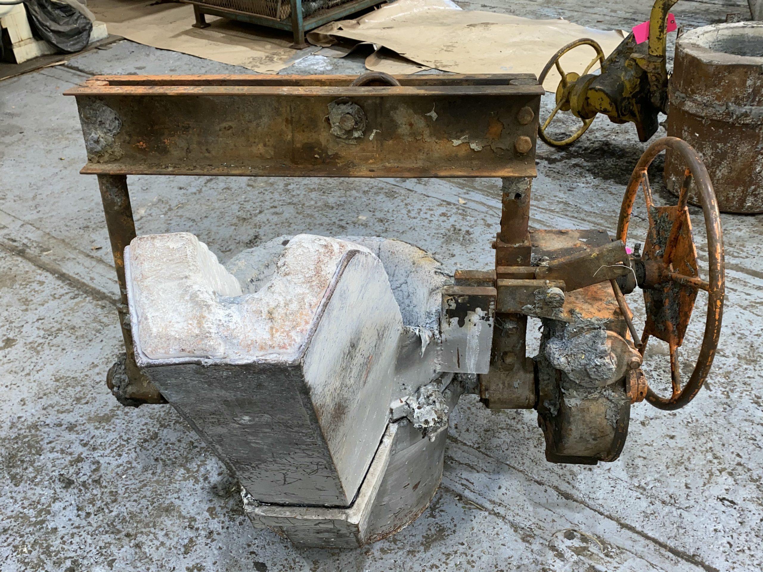 Detailed image of Used Geared Lip Pour Ladle